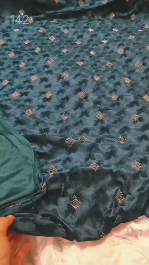 🤩 Sale Sale : M-142  (2pc) Imported Velvet (Roll main Cutting k last main jo suit bachta hai Jin ka weight 100kg se kam hoga un ka bane ga es liye noqsan main dy rha hain