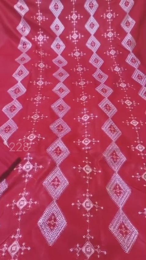 🤩 Sale Sale : M-228  (2pc) Imported Embroidery Lawn 2pc suit (Roll main Cutting k last main jo suit bachta hai Jin ka weight 100kg se kam hoga un ka bane ga es liye noqsan main dy rha hain