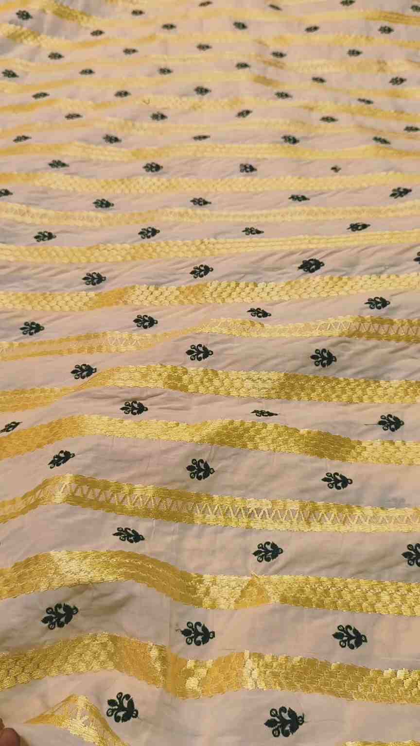 🤩 Sale Sale : M-7225  (shirt)  Chickenkari Embroidery Detail in video (Roll main Cutting k last main jo suit bachta hai Jin ka weight 100kg se kam hoga un ka bane ga es liye noqsan main dy rha hain