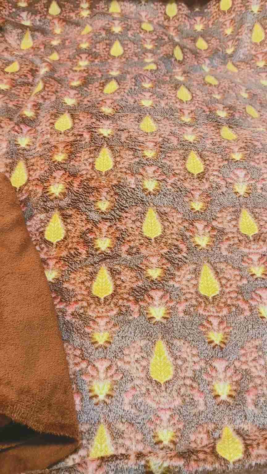 🤩 Sale Sale : M-7089  (2pc) Imported Velvet Furr Detail in video (Roll main Cutting k last main jo suit bachta hai Jin ka weight 100kg se kam hoga un ka bane ga es liye noqsan main dy rha hain